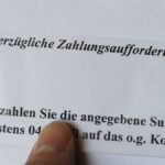 Finger zeigt auf eine deutsche Zahlungsaufforderung mit dem Hinweis „Unverzügliche Zahlungsaufforderung“.