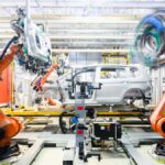 Industrieroboter montieren eine Karosserie in einer Autofabrik.
