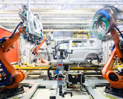 Industrieroboter montieren eine Karosserie in einer Autofabrik.
