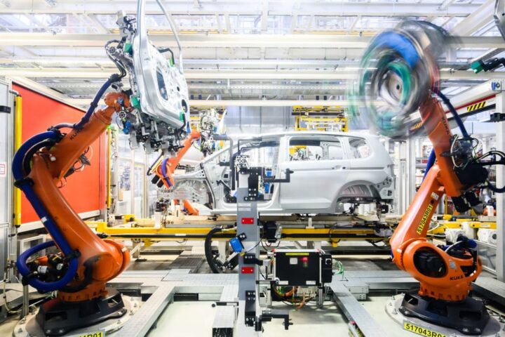 Industrieroboter montieren eine Karosserie in einer Autofabrik.