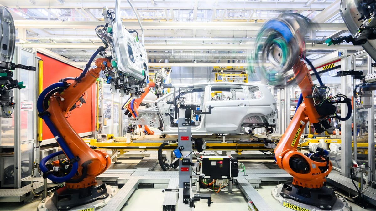 KmB Technologie in Zerbst meldet Insolvenz nach ausbleibender Auftragsverlängerung 1 Industrieroboter montieren eine Karosserie in einer Autofabrik.