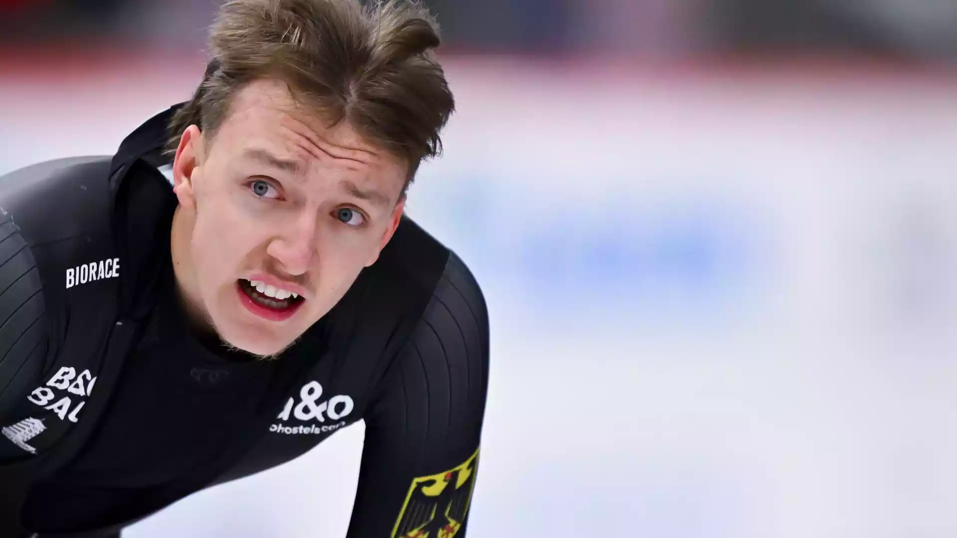 Finn Sonnekalb erwägt Wechsel in die Niederlande wegen DESG-Streit 1 Eisschnellläufer in schwarzem Rennanzug auf der Bahn.