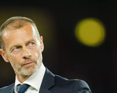 Aleksander Čeferin im dunklen Anzug vor unscharfem Hintergrund.