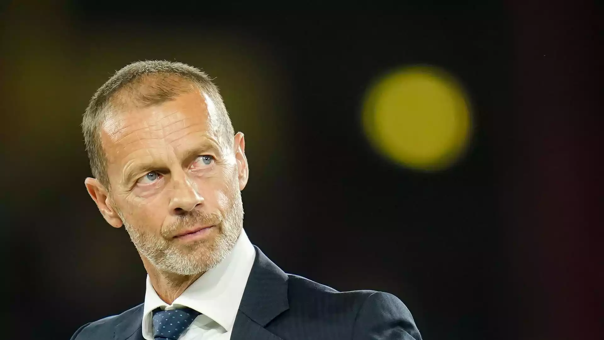 Aleksander Čeferin im dunklen Anzug vor unscharfem Hintergrund.