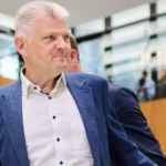 Stefan Politze in einem politischen Gebäudegang.