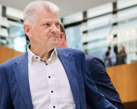 Stefan Politze in einem politischen Gebäudegang.