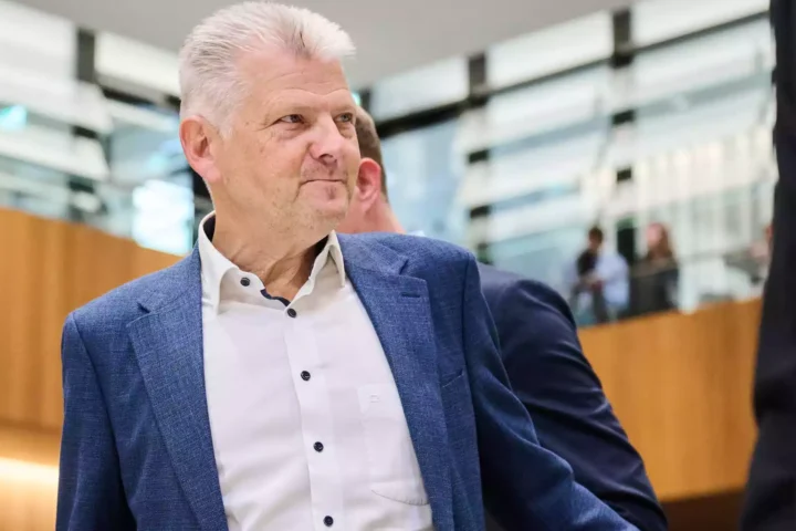 Stefan Politze in einem politischen Gebäudegang.