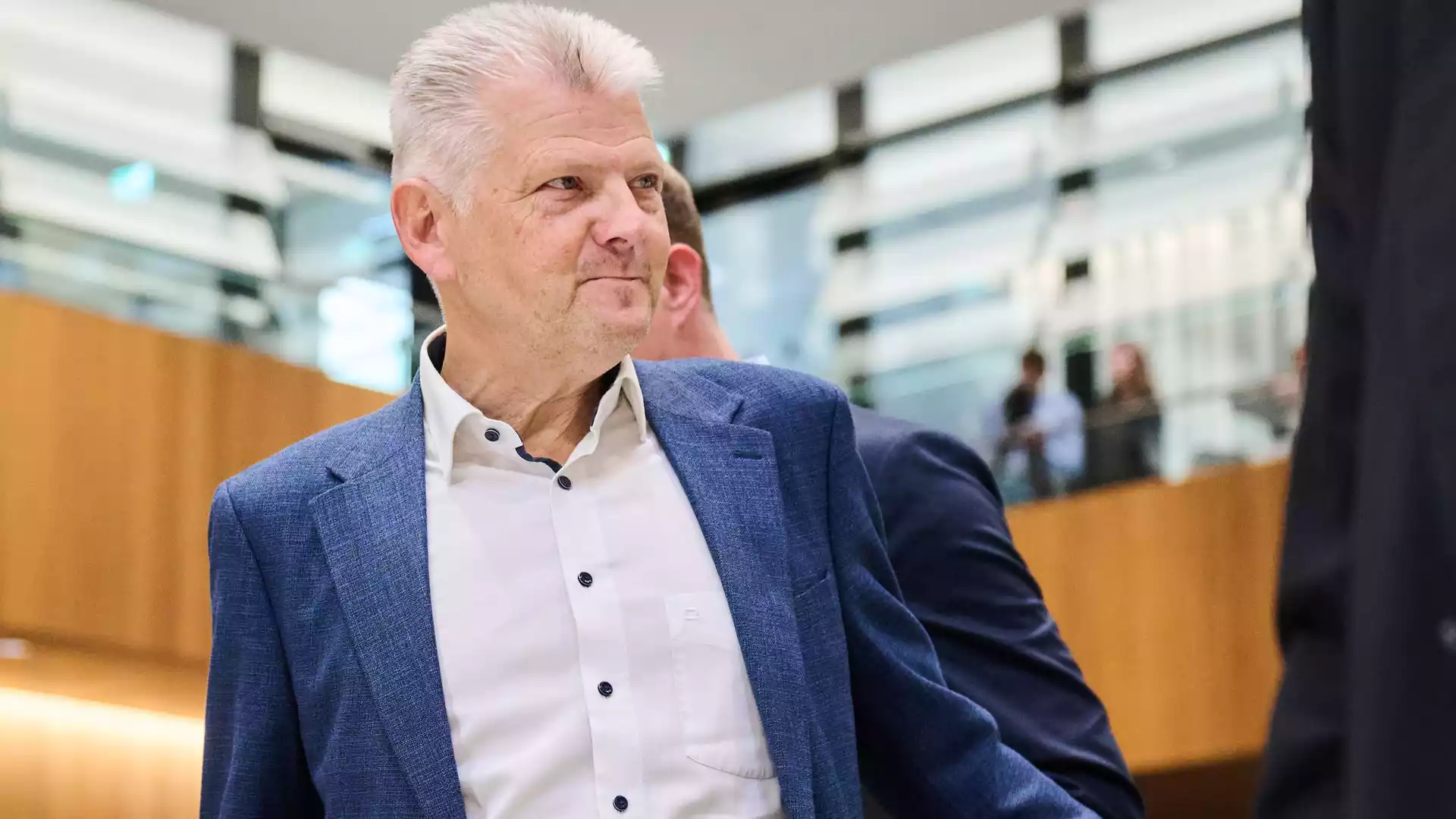 Stefan Politze in einem politischen Gebäudegang.