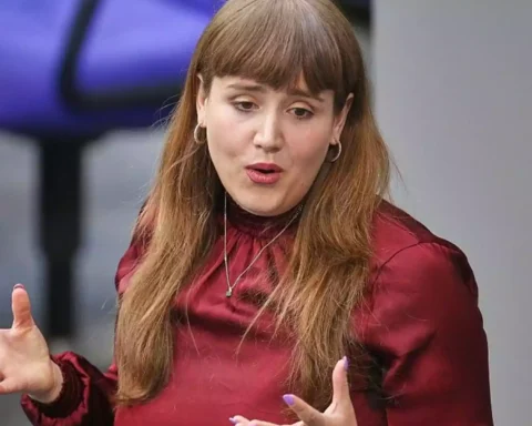 Ricarda Lang spricht gestikulierend bei einem Auftritt.