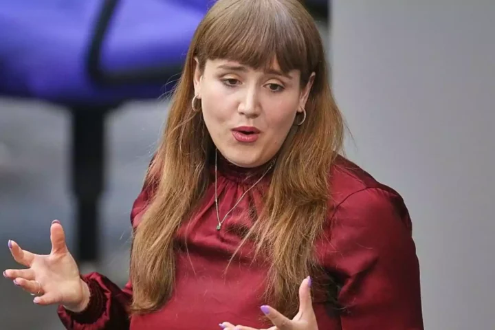 Ricarda Lang spricht gestikulierend bei einem Auftritt.