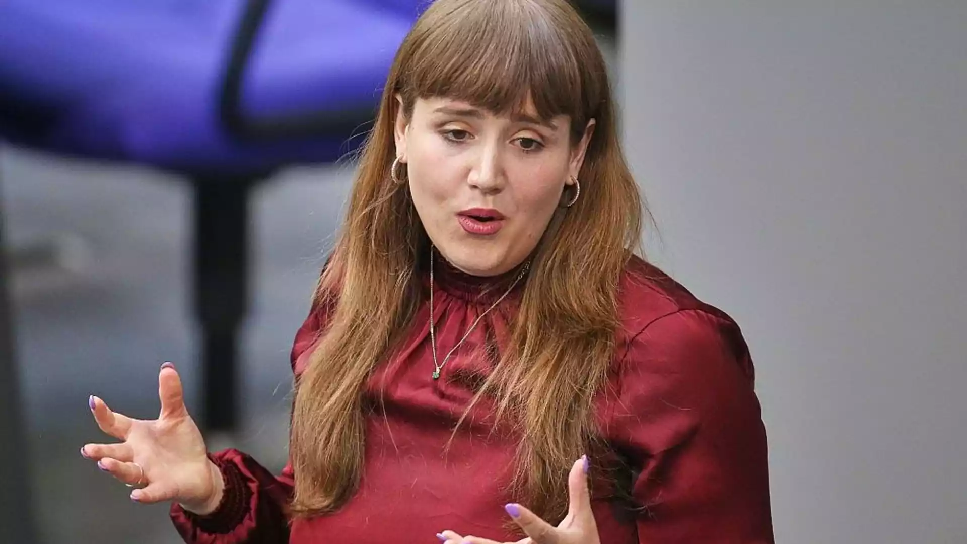 Ricarda Lang spricht gestikulierend bei einem Auftritt.