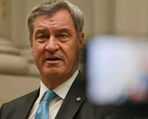 Markus Söder spricht in einem Innenraum vor einer Kamera.