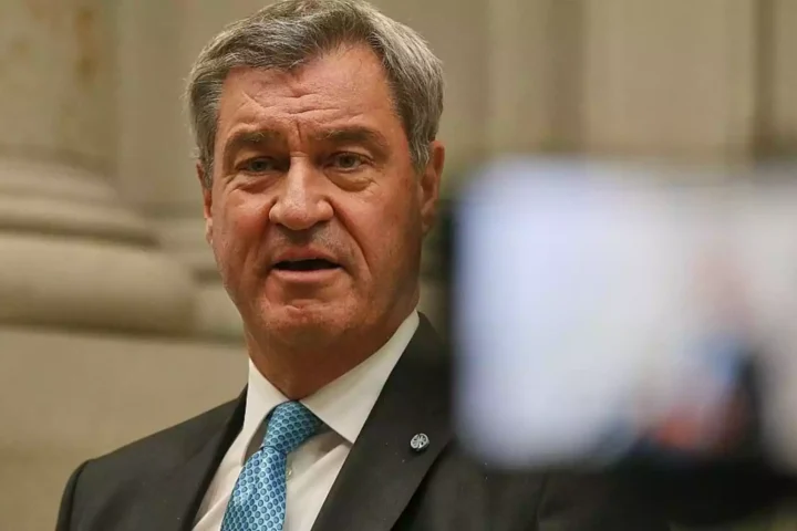 Markus Söder spricht in einem Innenraum vor einer Kamera.