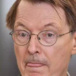 Porträt von Karl Lauterbach mit Brille.