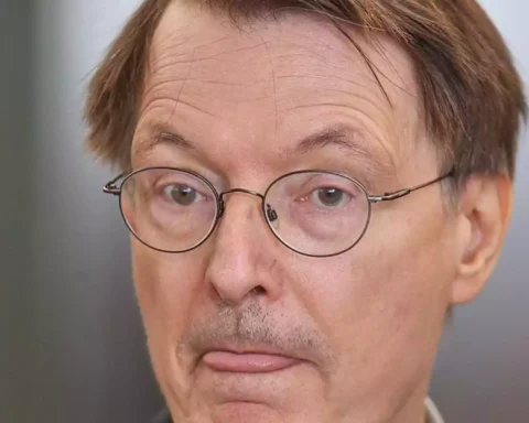Porträt von Karl Lauterbach mit Brille.