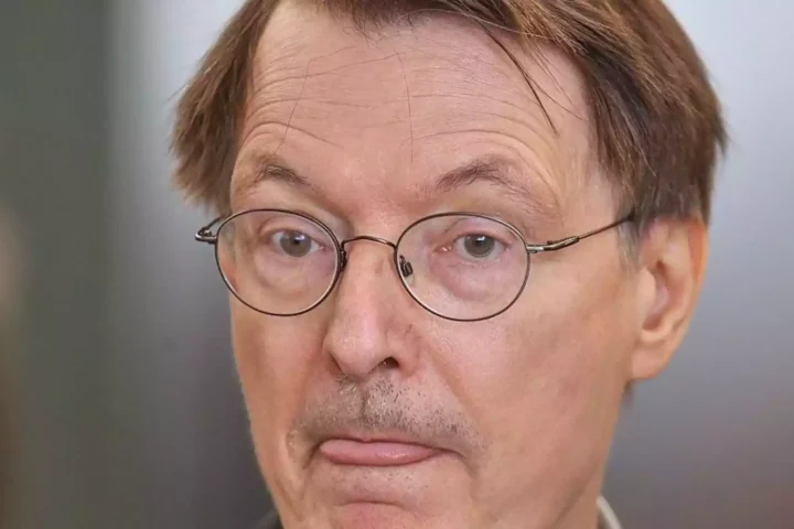 Porträt von Karl Lauterbach mit Brille.