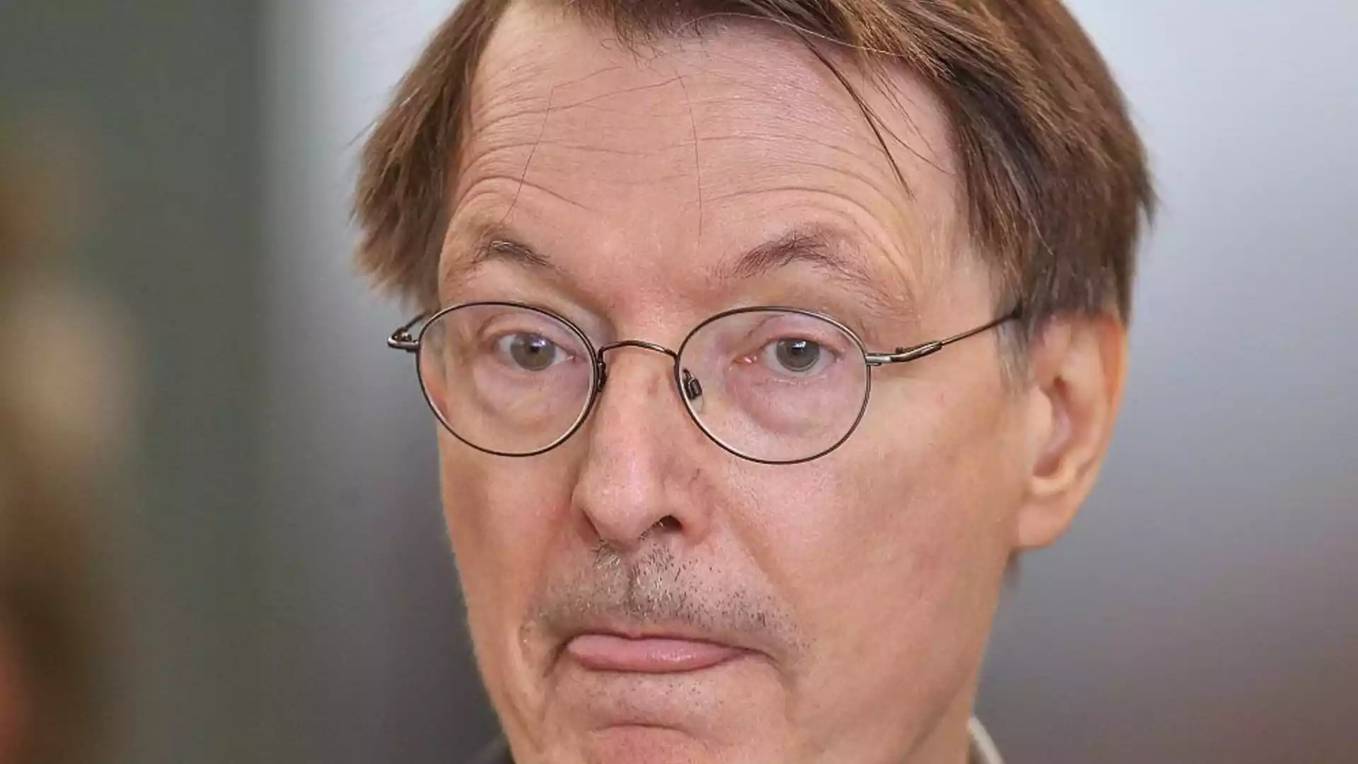 Porträt von Karl Lauterbach mit Brille.