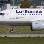 Eine Lufthansa-Maschine steht auf dem Rollfeld eines Flughafens.