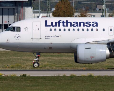 Eine Lufthansa-Maschine steht auf dem Rollfeld eines Flughafens.