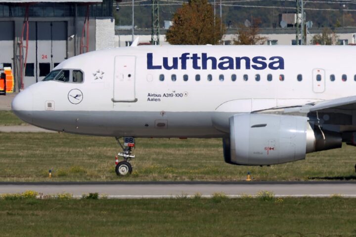 Eine Lufthansa-Maschine steht auf dem Rollfeld eines Flughafens.