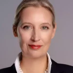 Porträt von Alice Weidel vor grauem Hintergrund.