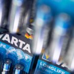 Varta-Batterien in einer Verkaufsverpackung.