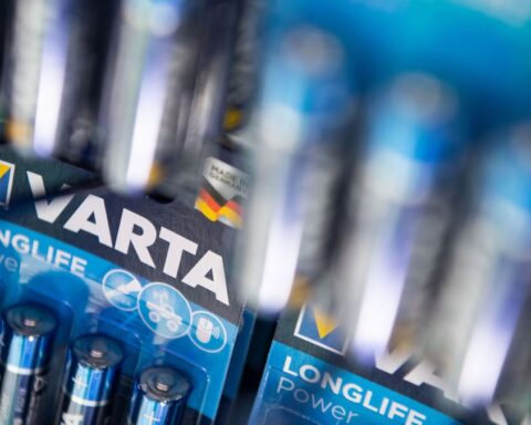 Varta-Batterien in einer Verkaufsverpackung.
