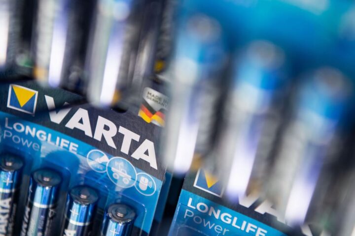 Varta-Batterien in einer Verkaufsverpackung.