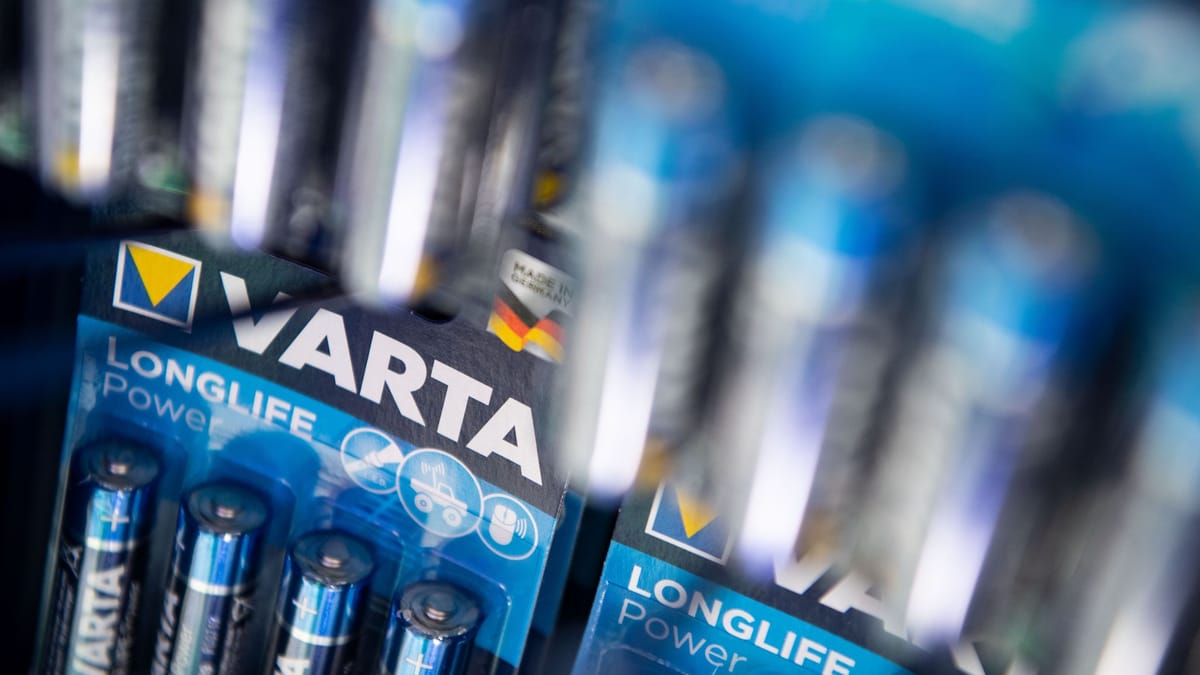 Varta-Batterien in einer Verkaufsverpackung.