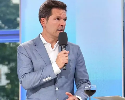 Steffen Krach spricht in einem Fernsehstudio in ein Mikrofon.