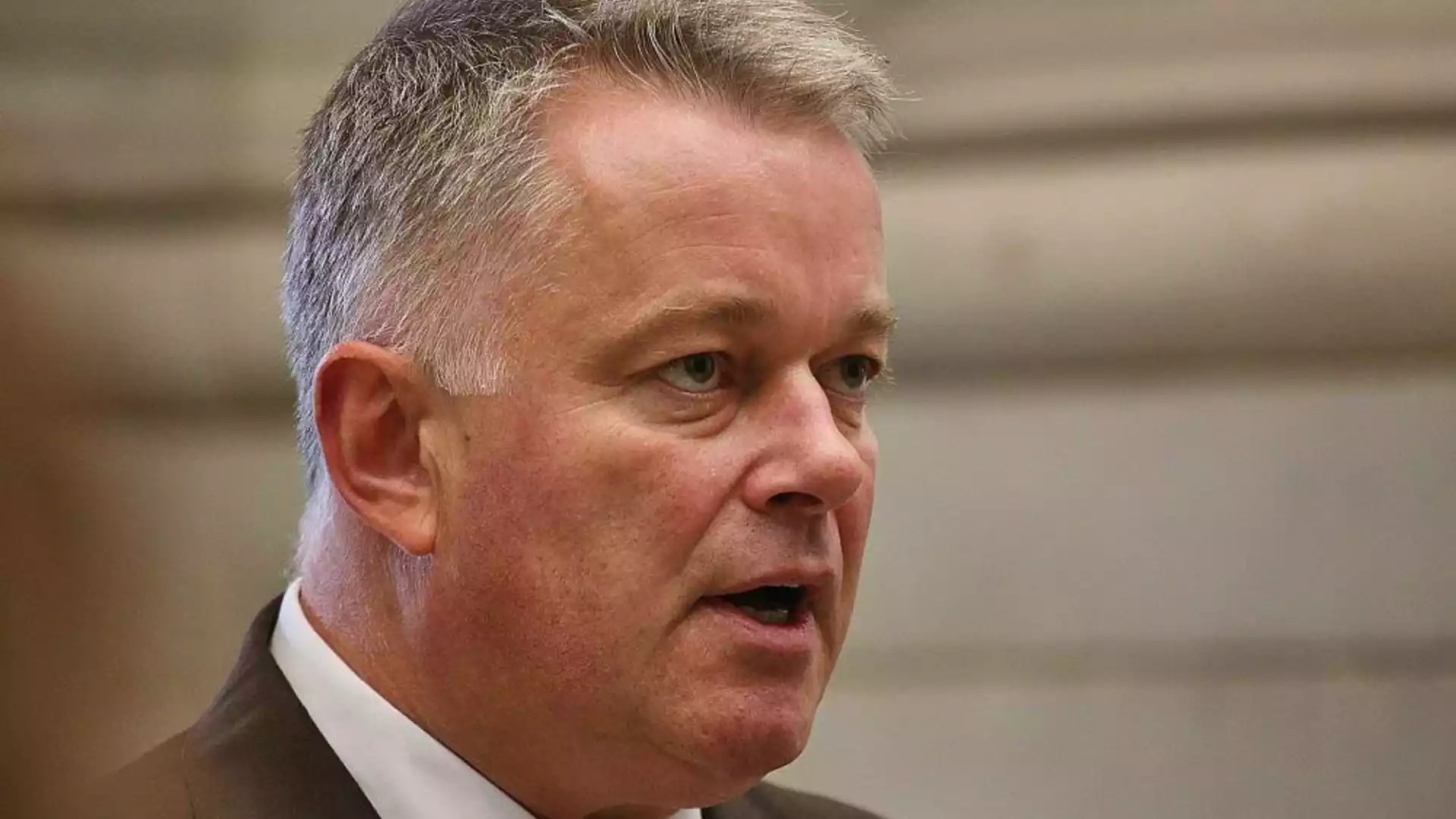 Schnieder verlangt Prüfung der Linken und kritisiert Berliner Gespräche 1 Porträt von Gordon Schnieder im Profil bei einer Veranstaltung.