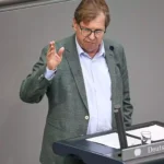 Ralf Stegner spricht am Rednerpult im Deutschen Bundestag.