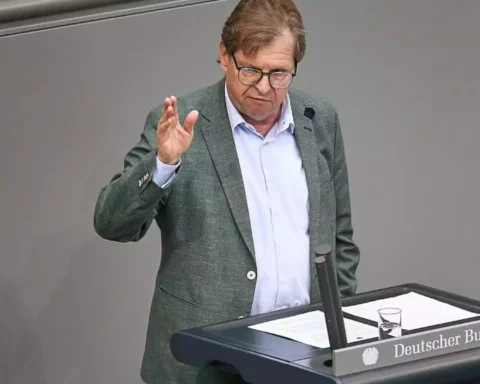 Ralf Stegner spricht am Rednerpult im Deutschen Bundestag.