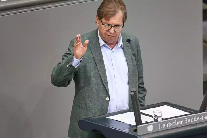 Ralf Stegner spricht am Rednerpult im Deutschen Bundestag.