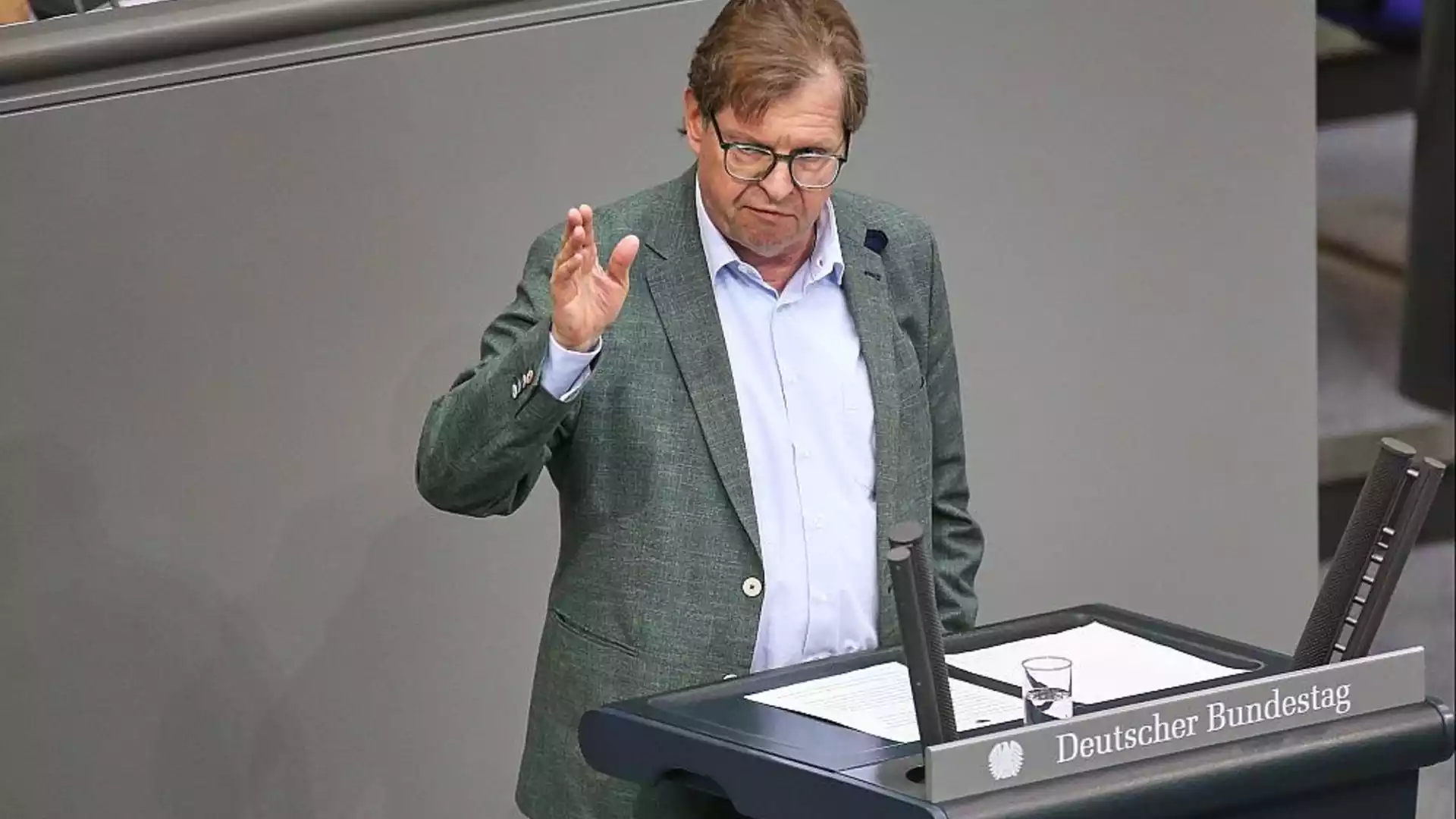 Stegner verteidigt Schröders Besuch bei Putins Geburtstagsfeier 1 Ralf Stegner spricht am Rednerpult im Deutschen Bundestag.