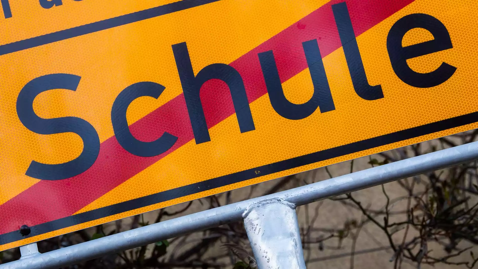 Anteil ohne Hauptschulabschluss steigt auf 20-Jahres-Hoch 1 Nahaufnahme eines gelben Schulwegweisers mit dem Wort „Schule“.