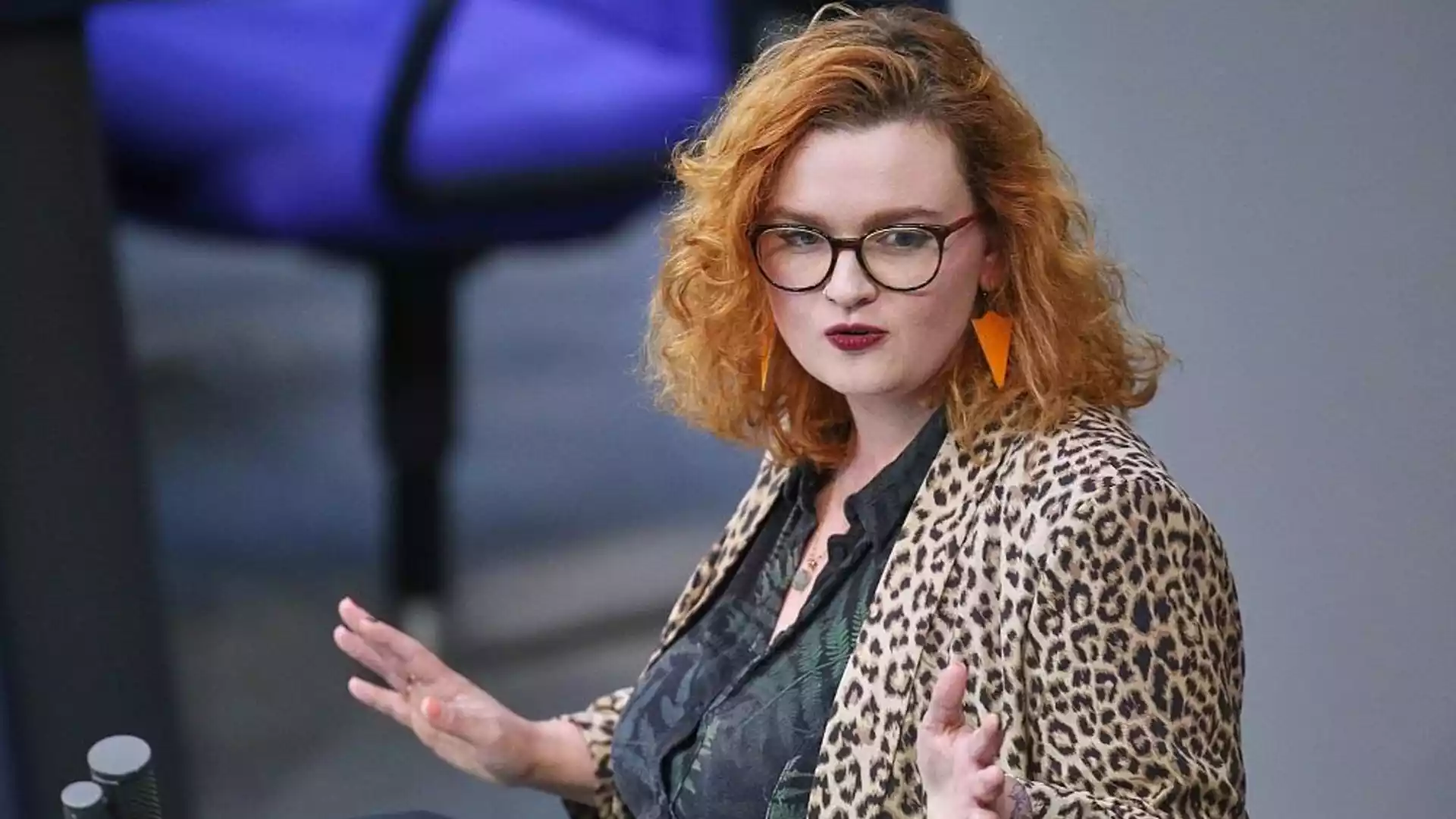 Berliner Linke streitet über Antisemitismus-Vereinbarung mit Grünen und SPD 1 Eine Frau mit rotem, lockigem Haar und Brille spricht gestikulierend in einem Saal.