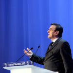 Gerhard Schröder spricht an einem Podium beim World Economic Forum 2005.