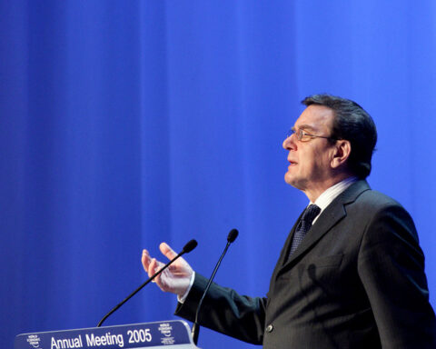 Gerhard Schröder spricht an einem Podium beim World Economic Forum 2005.