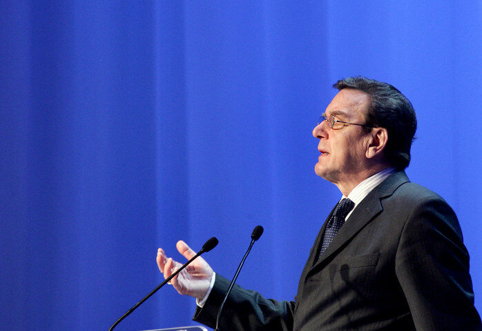 Gerhard Schröder spricht an einem Podium beim World Economic Forum 2005.
