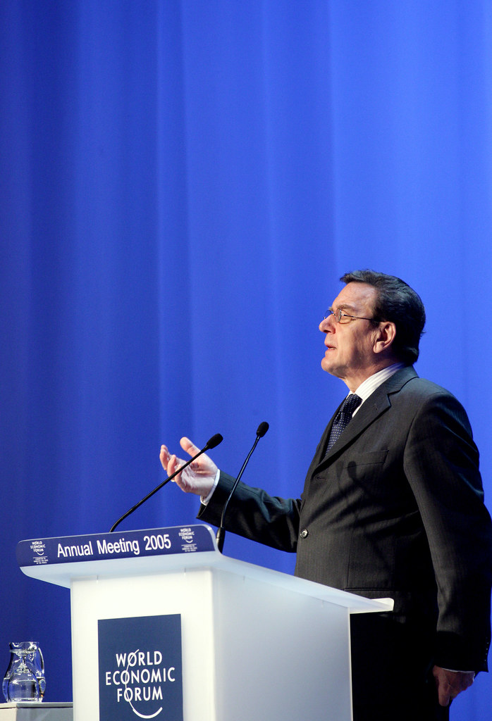 Ukraine und CDU kritisieren Schröders Auftritt bei Putins Geburtstag scharf 1 Gerhard Schröder spricht an einem Podium beim World Economic Forum 2005.