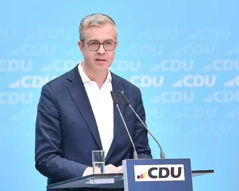 Stefan Evers spricht an einem CDU-Pult vor blauem Hintergrund.