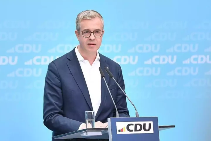 Stefan Evers spricht an einem CDU-Pult vor blauem Hintergrund.