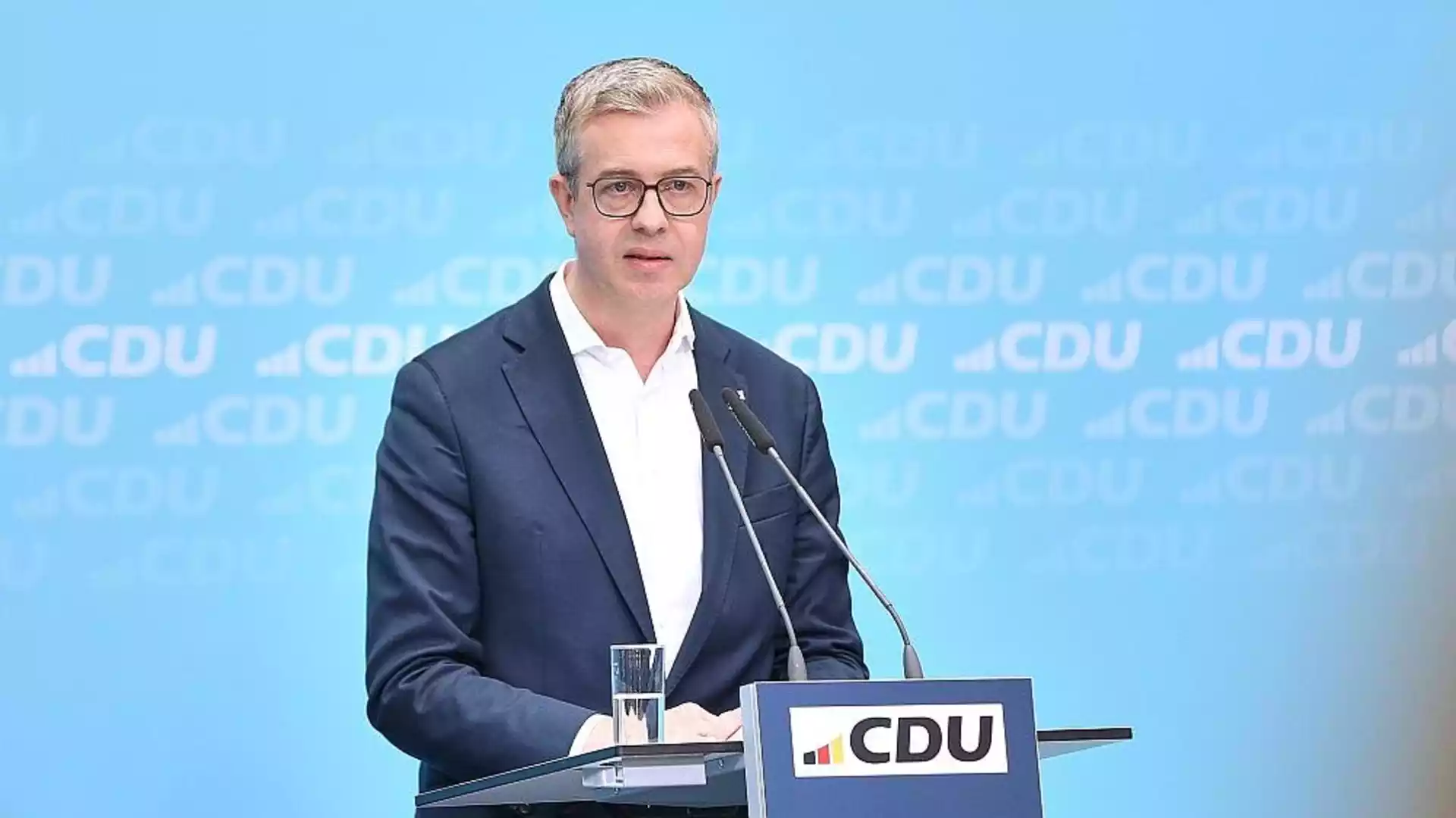Stefan Evers spricht an einem CDU-Pult vor blauem Hintergrund.
