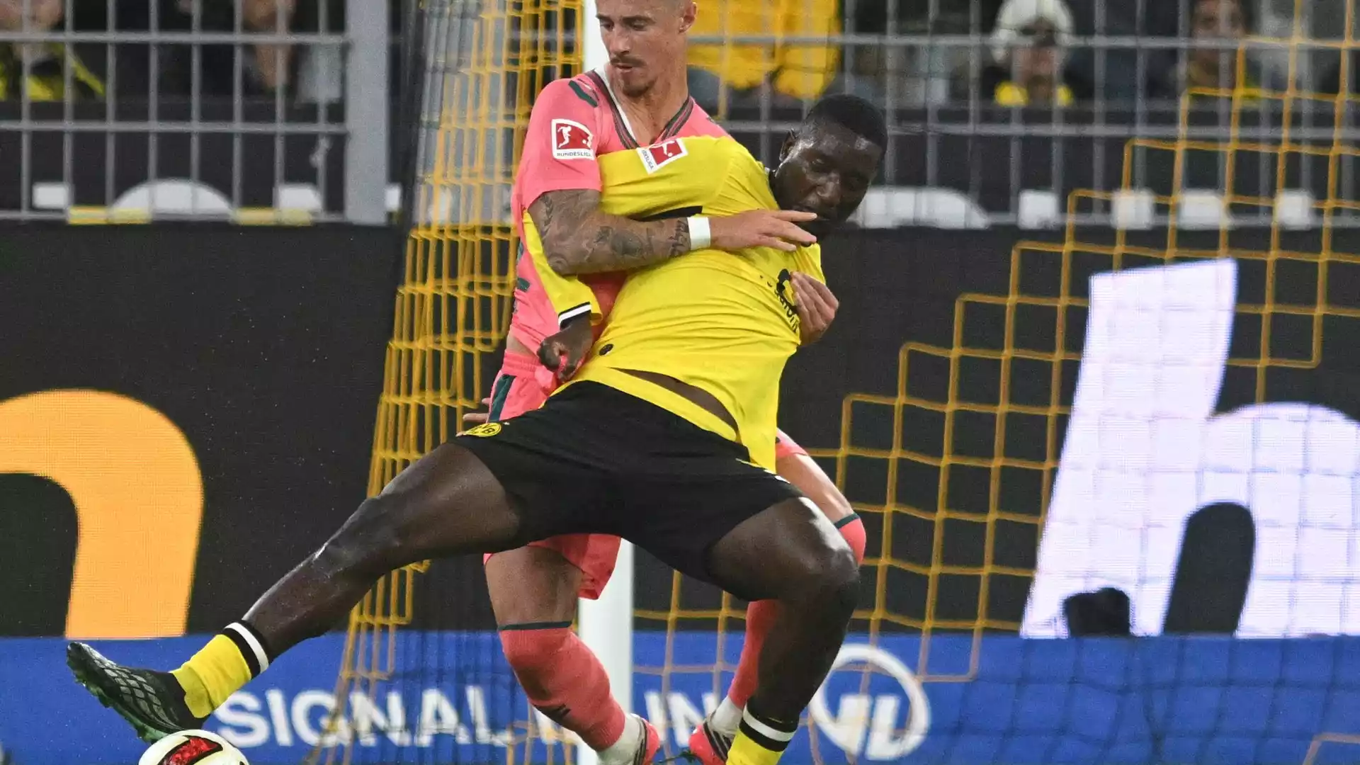 Dortmund gibt 2:0-Führung gegen Werder Bremen aus der Hand 1 Zwei Fußballspieler im Zweikampf vor dem Tor, einer im gelben Trikot von Borussia Dortmund.