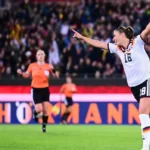 DFB-Spielerin jubelt nach einem Tor im Frauen-Länderspiel vor jubelnder Kulisse.