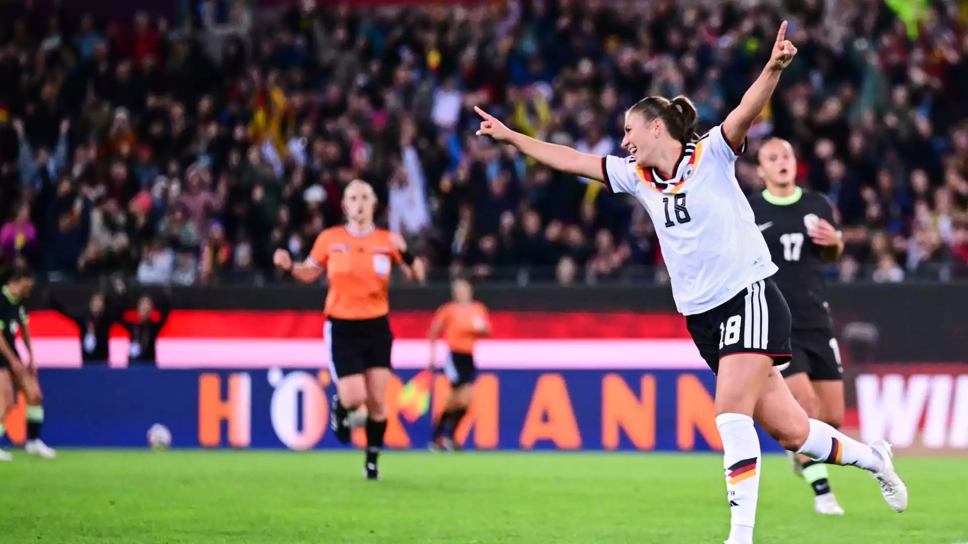 Lisa Baum debütiert beim 4:2-Sieg der DFB-Frauen gegen Australien 1 DFB-Spielerin jubelt nach einem Tor im Frauen-Länderspiel vor jubelnder Kulisse.