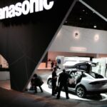 Tesla-Fahrzeug auf einer Automesse am Messestand von Panasonic.