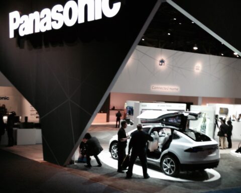 Tesla-Fahrzeug auf einer Automesse am Messestand von Panasonic.