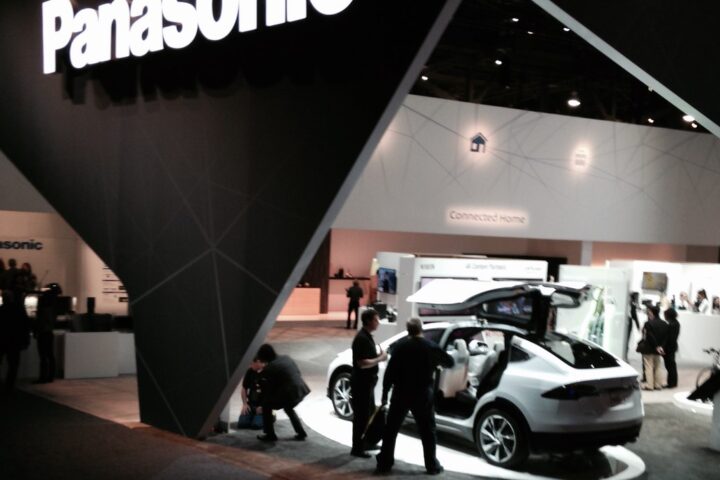 Tesla-Fahrzeug auf einer Automesse am Messestand von Panasonic.